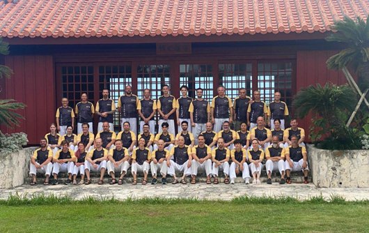 Participantes con polera conmemorativa del seminario