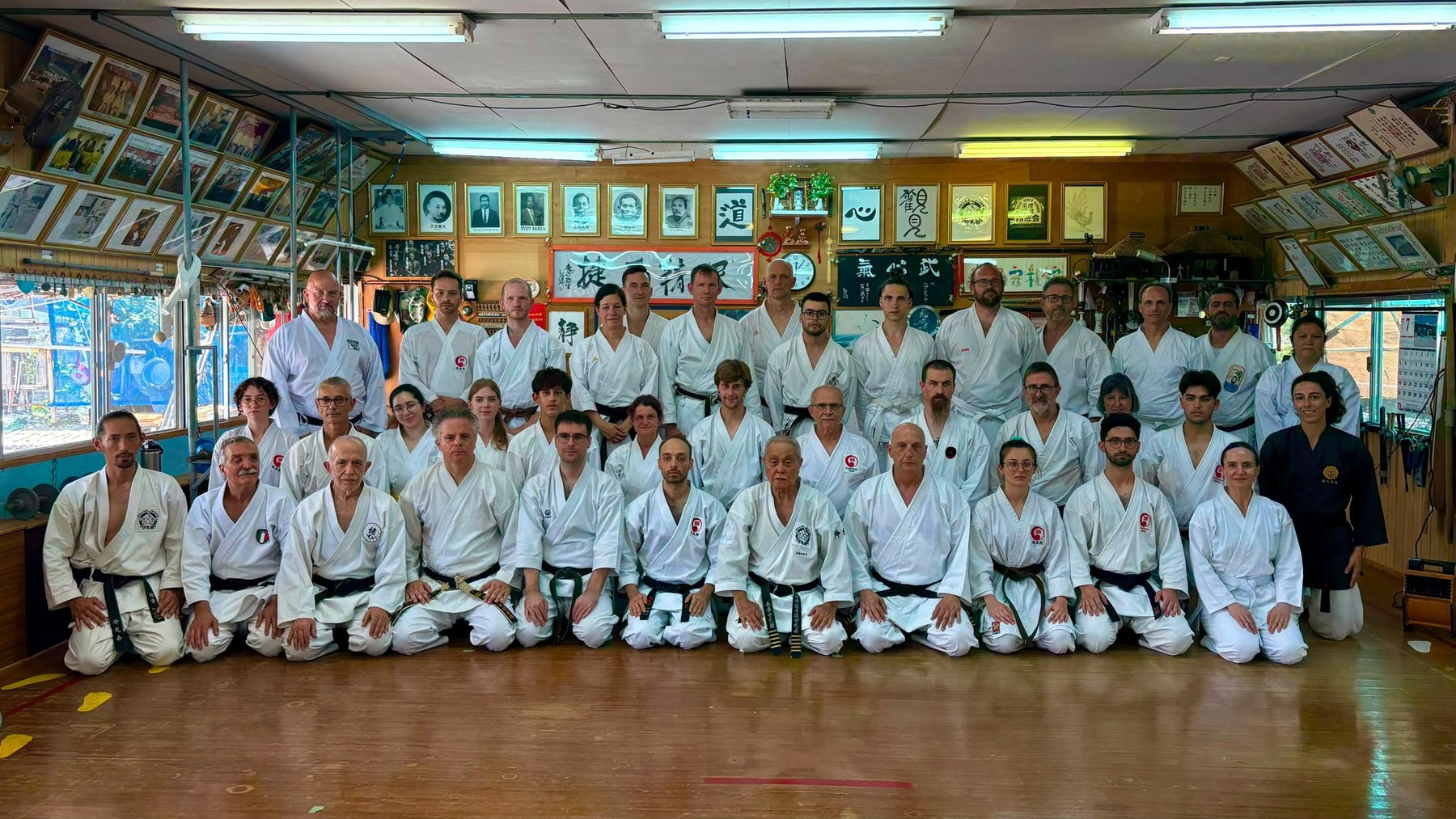 Foto grupal de la visita al dōjō del M° Tsuneo Shimabukuro