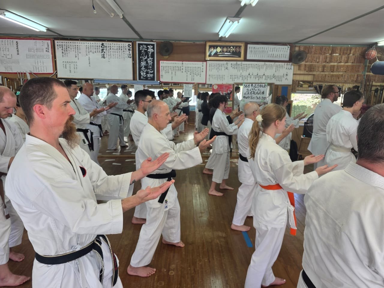 Entrenamiento de Uechi-ryū en el dōjō del M° Tsuneo Shimabukuro