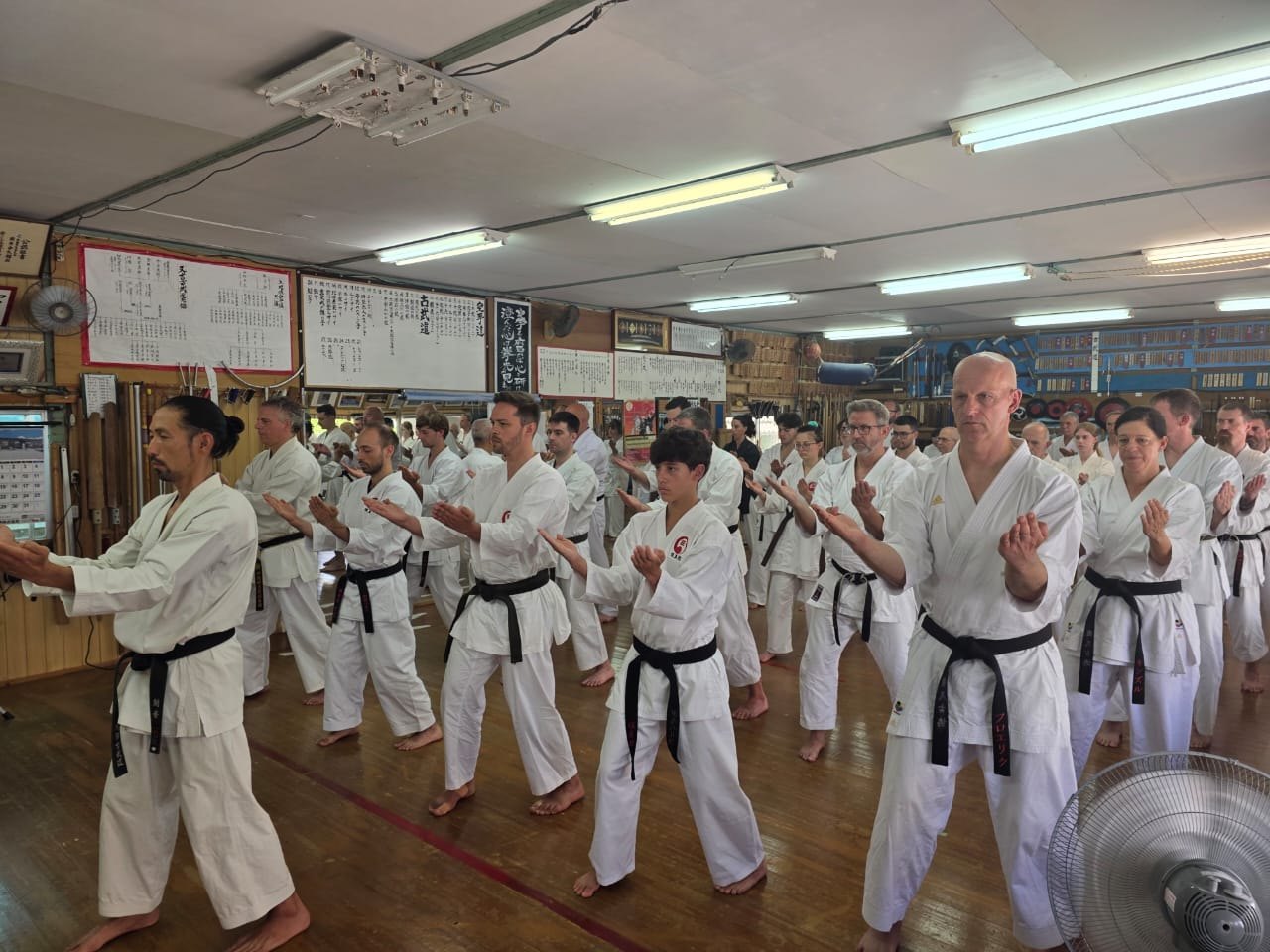 Entrenamiento de Uechi-ryū en el dōjō del M° Tsuneo Shimabukuro