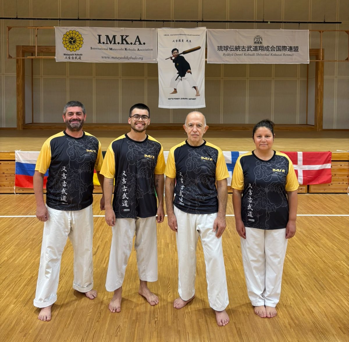 Delegación de Chile con la polera del seminario