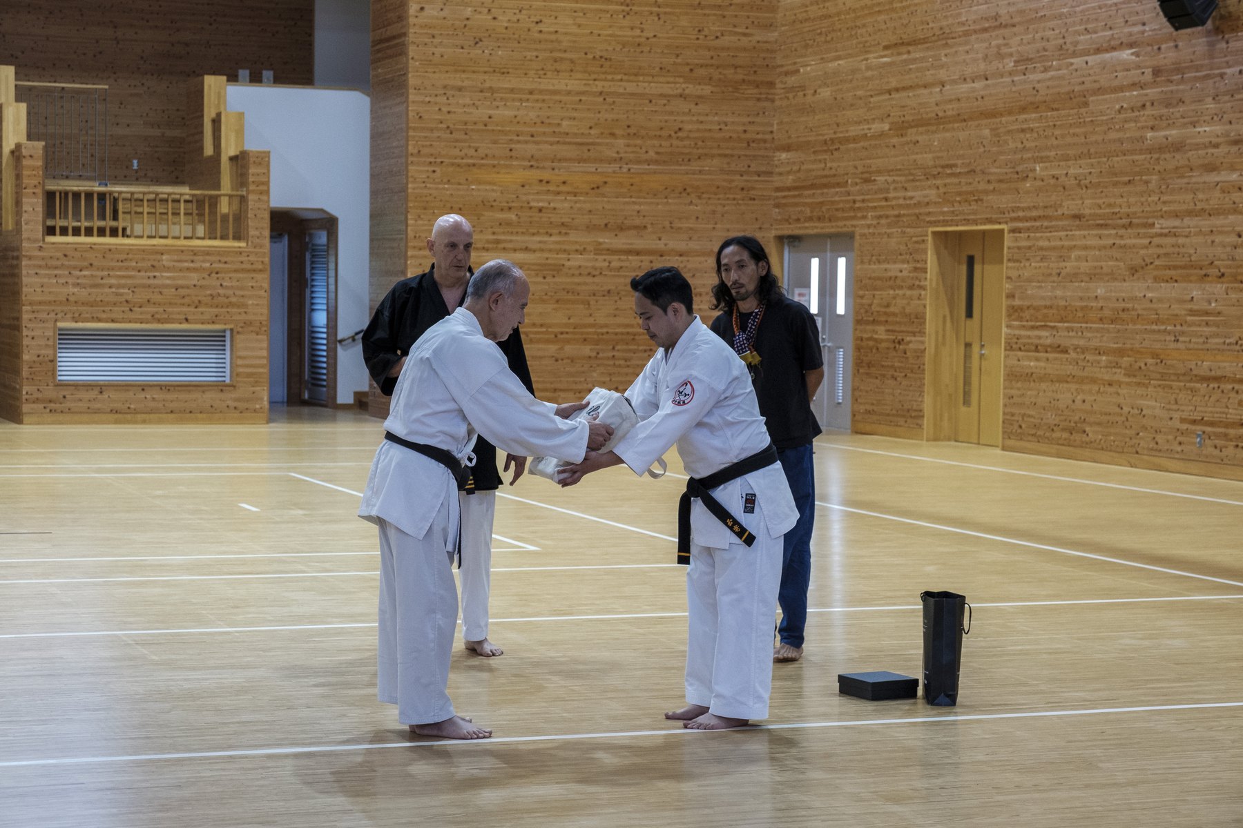 Entrega de obsequio de Chile al M° Tetsushi Tamayose