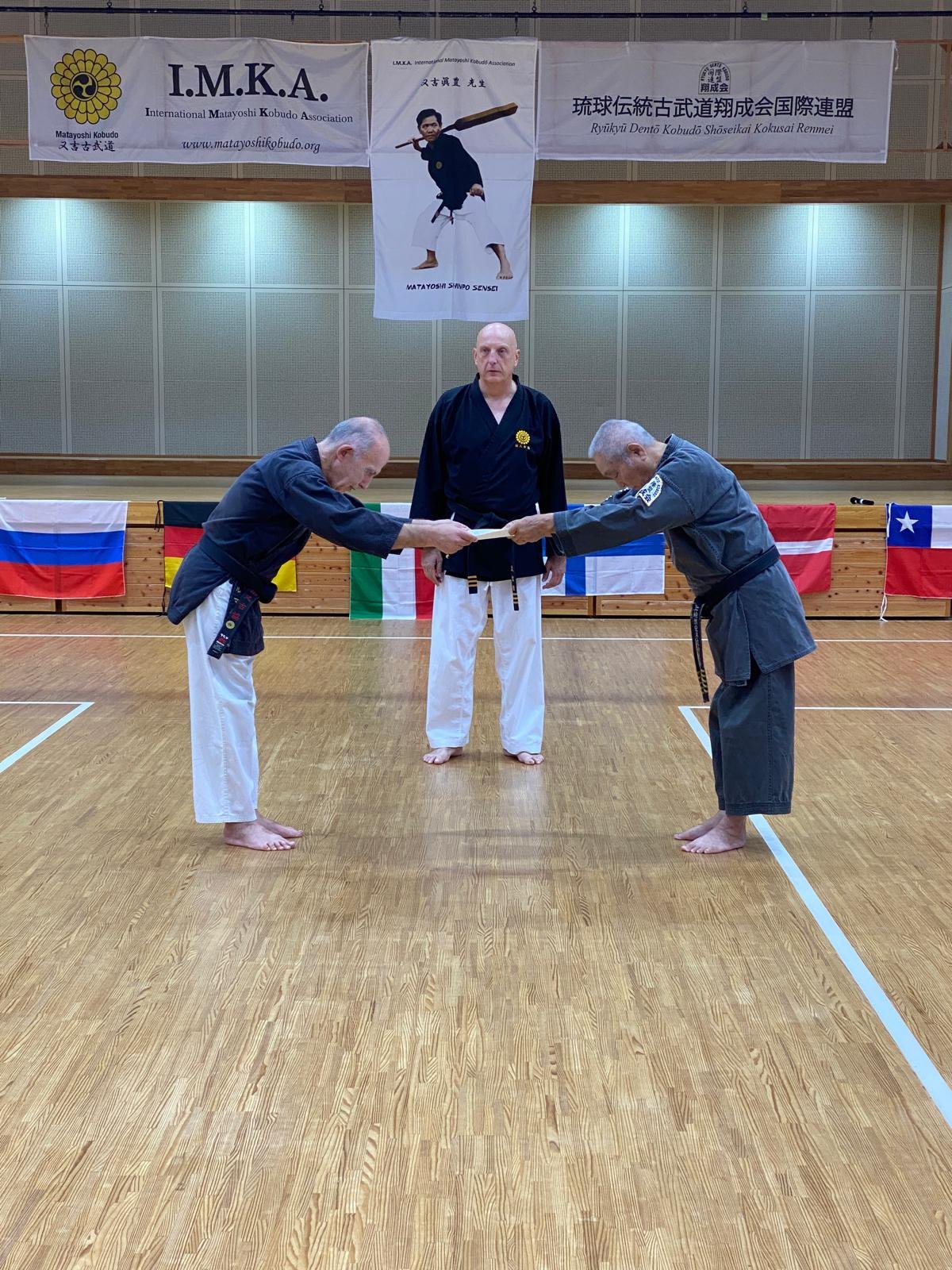 M° Tsuneo Shimabukuro entrega a sensei Alejandro Belmar el diploma de 4° Dan otorgado por la Ryūkyū Dentō Kobudō Shōseikai Kokusai Renmei